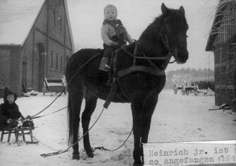Auf dem Pferd Heinrich jun. und auf dem Schlitten Birgit (1951)